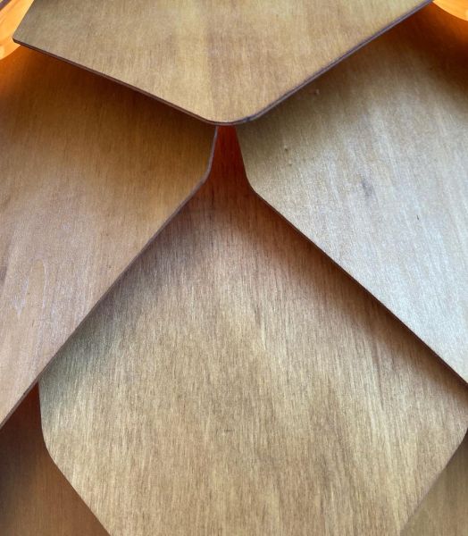 Suspension en écailles de bois