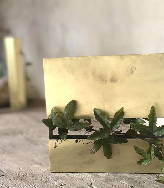 frame-metal-vase_naman-project-gold.jpg