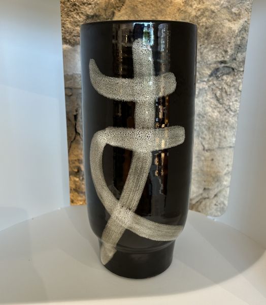 Vase noir en terre cuite