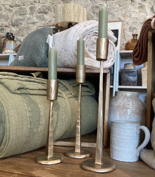 Set de trois bougeoirs en laiton