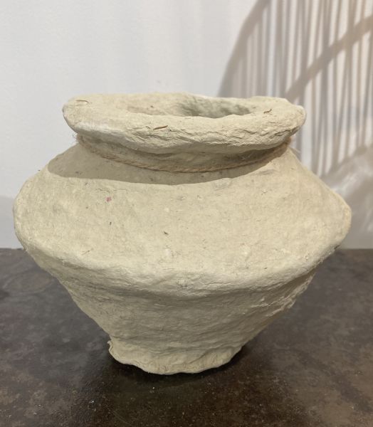 vase écru en papier mâché