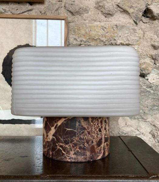 lampe en verre opaque strié et marbre